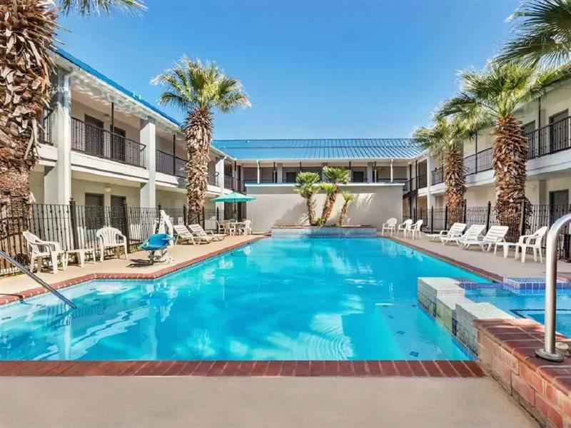 Howard Johnson By Wyndham San Antonio Hotel & Suites Exteriér fotografie