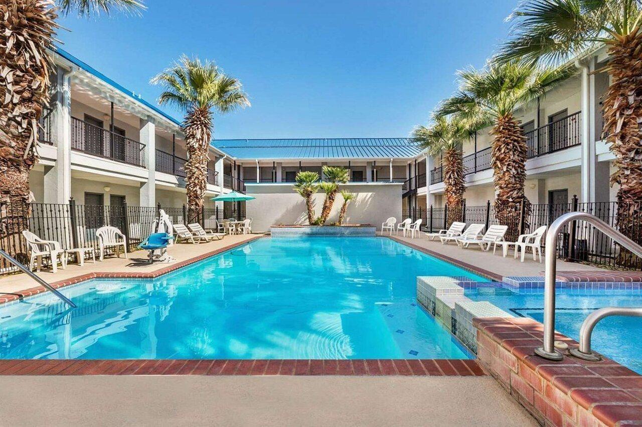 Howard Johnson By Wyndham San Antonio Hotel & Suites Exteriér fotografie